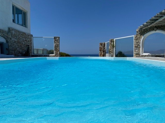 Piscina a sfioro