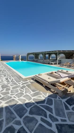 Docce esterne a bordo piscina / Outdoor poolside showers