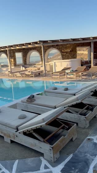 Solarium a bordo piscina / Poolside sun deck