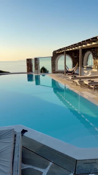 Piscina verso il mare / Pool toward the sea